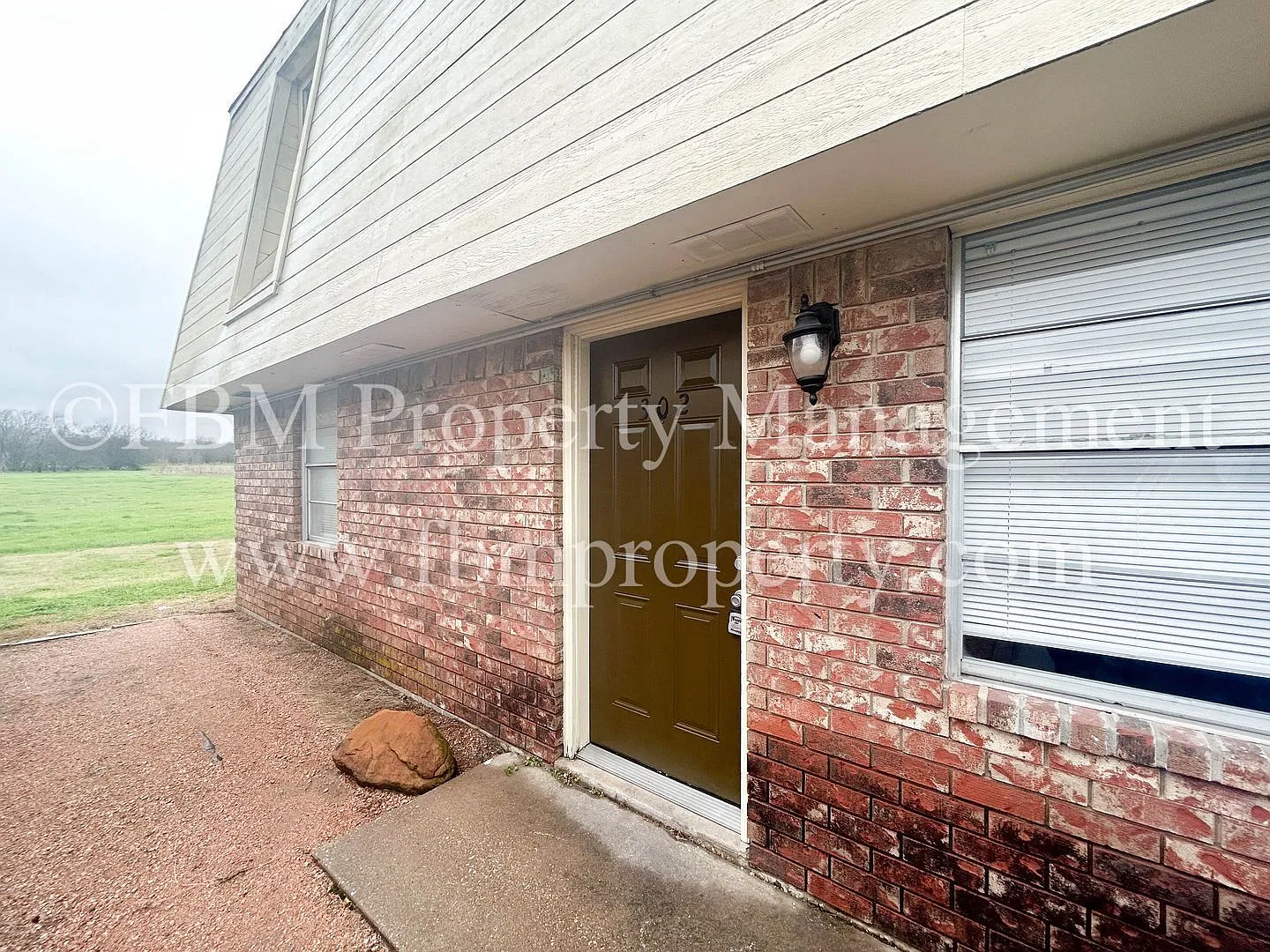 2 bed, 1.0 bath, 700 sqft, $995 — Photo 2