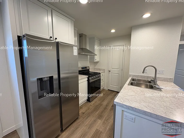 440 N Wilson Dr — Photo 3