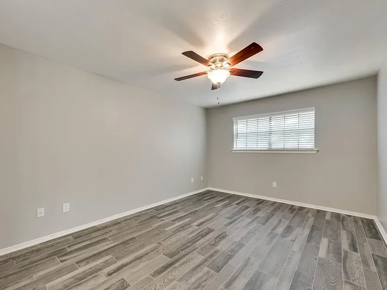 London Square Apartments — Photo 16