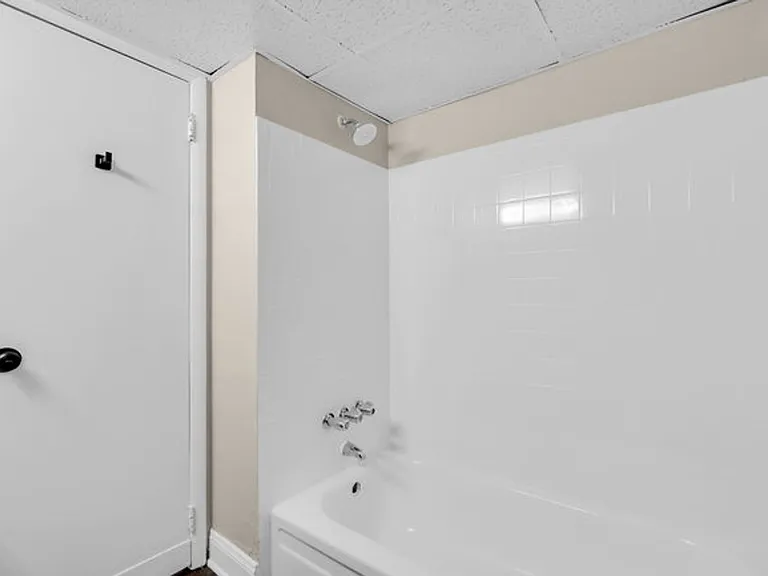 Chateau Apartments — Photo 17