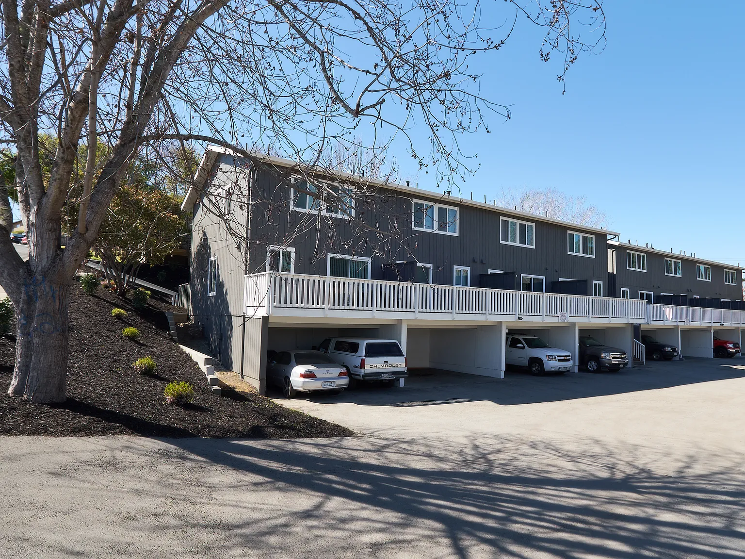 2 bed, 1.5 bath, 946 sqft, $3,595 — Photo 3