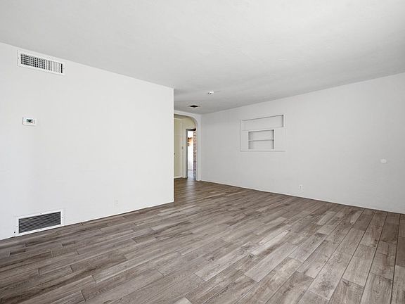 4th image of 626 N Venice Ave