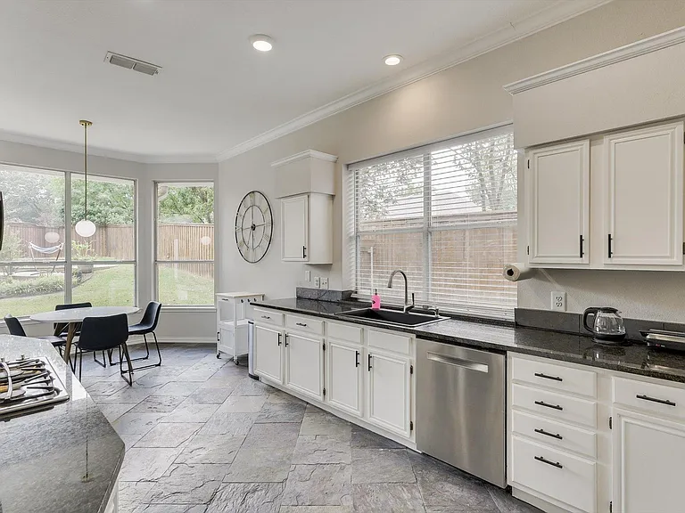 2313 Kingsley Dr — Photo 12