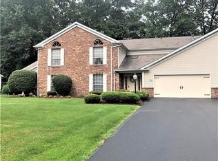 1322 Fox Run Dr, Youngstown, OH