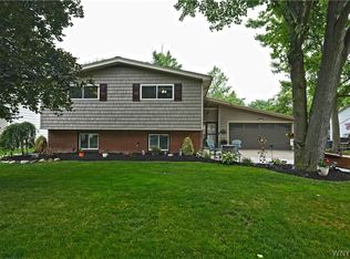 306 Robin Hill Dr, Williamsville, NY 14221