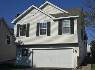 1536 Yorkshire Ln, Shakopee, MN 55379