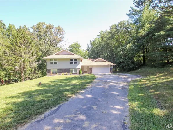 355 Somerset Dr, Villa Ridge, MO 63089