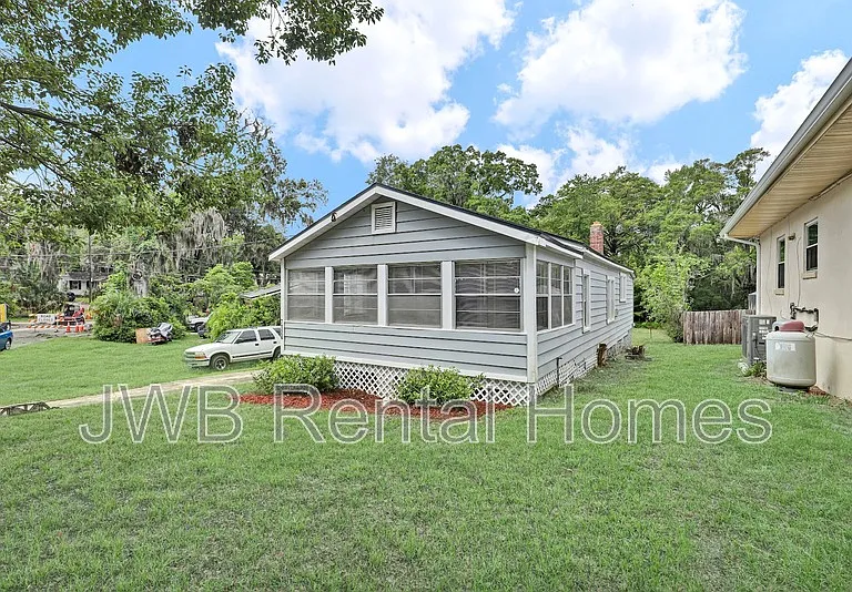 7124 Lorain St — Photo 16