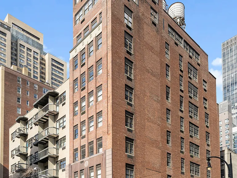 213 E 37th St #3FF — Photo 13