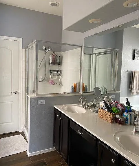 Master bath with 2 sinks