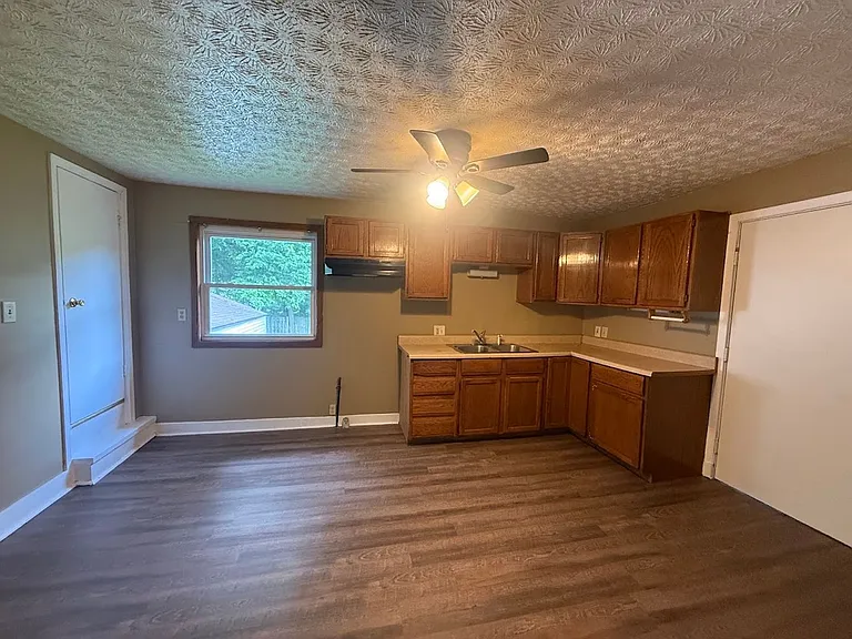 1617 Shirley Ave — Photo 7