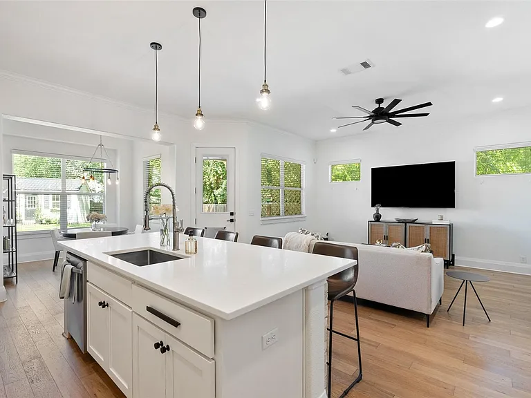 1410 Hart St — Photo 16