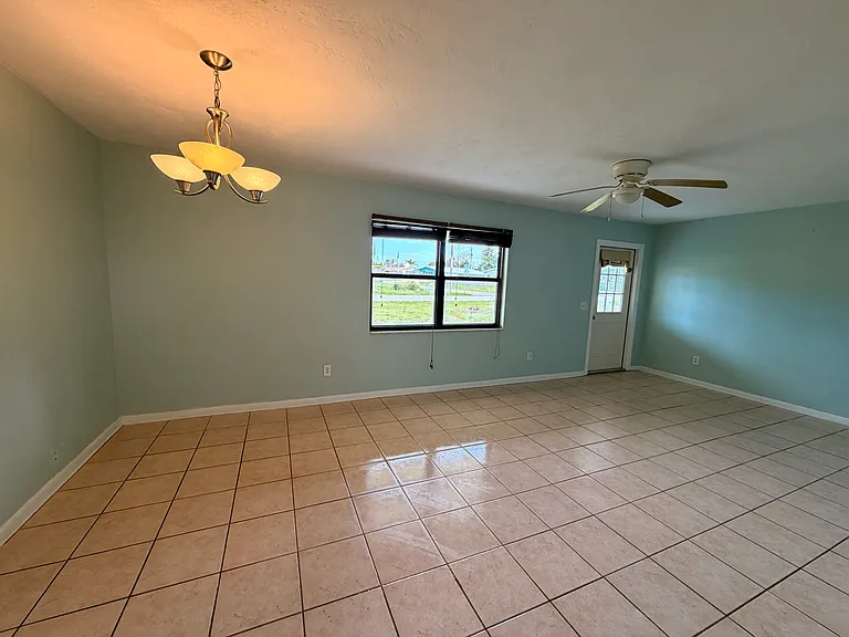 2140 Palm Ave — Photo 2