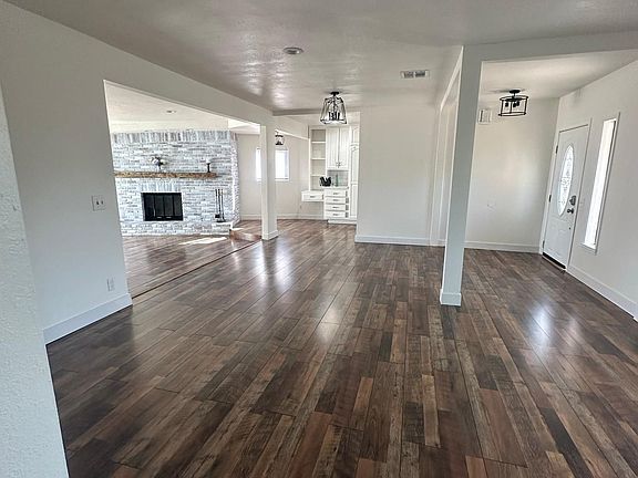 3rd image of 6942 Balcom Ave