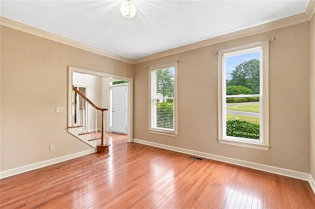 5 bed, 3.5 bath, 4510 sqft, $3,600 — Photo 3