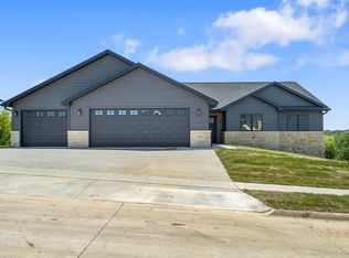 3468 Wagon Wheel Ln, Dubuque, IA 52002