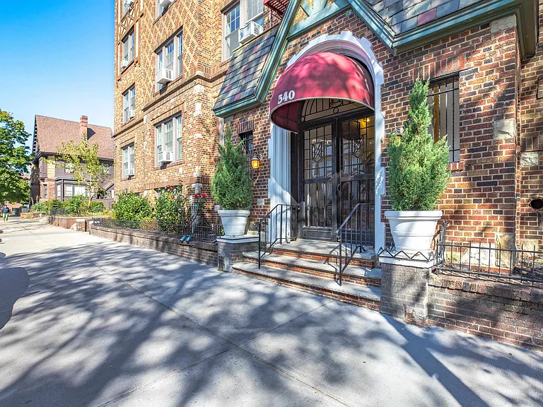 340 Fairmont Ave #204 — Photo 12