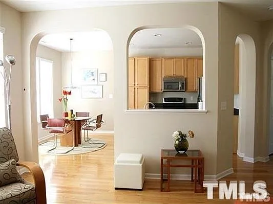 3 bed, 2.5 bath, 1977 sqft, $2,050 — Photo 3