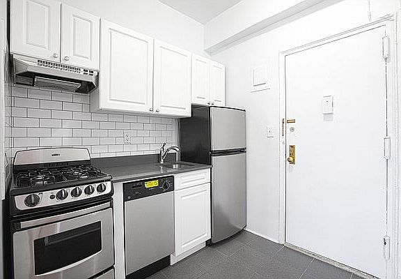 3rd image of 160 W 71st St APT 18M