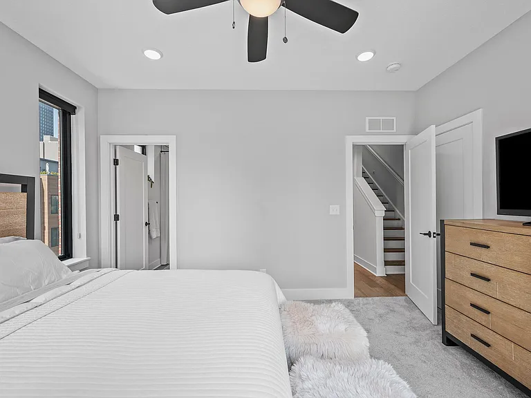 1403 Superior Ave E — Photo 33