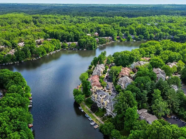 11103 Lake Chapel Ln, Reston, VA 20191