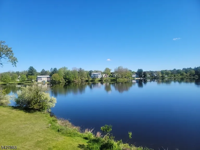 390 Lake Shr W #H — Photo 3