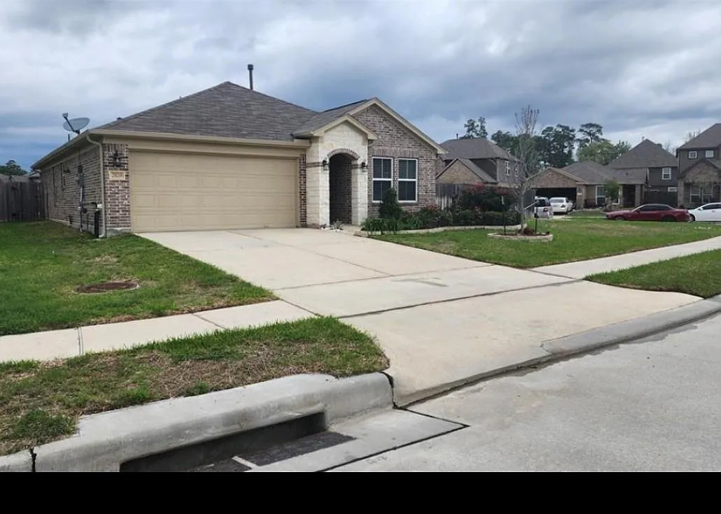 3 bed, 2.0 bath, 1426 sqft, $2,300 — Photo 3