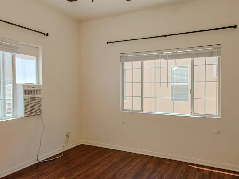 Garfield Avenue Apartments — Photo 33