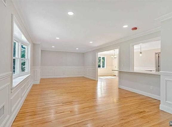 5th image of 833 Rose Ct