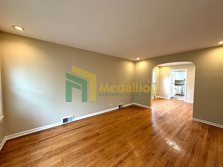 11004 S Eberhart Ave — Photo 7