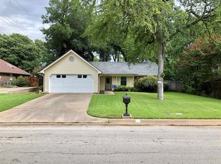 904 W Redbud Dr, Hurst, TX 76053
