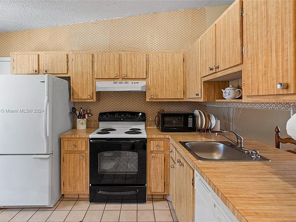 4th image of 5482 Lakewood Cir S APT B