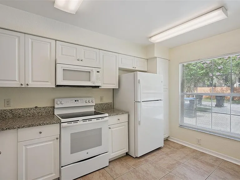 2725 Mayer St — Photo 13