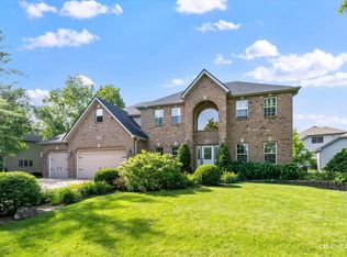 209 Willowwood Dr, Oswego, IL 60543