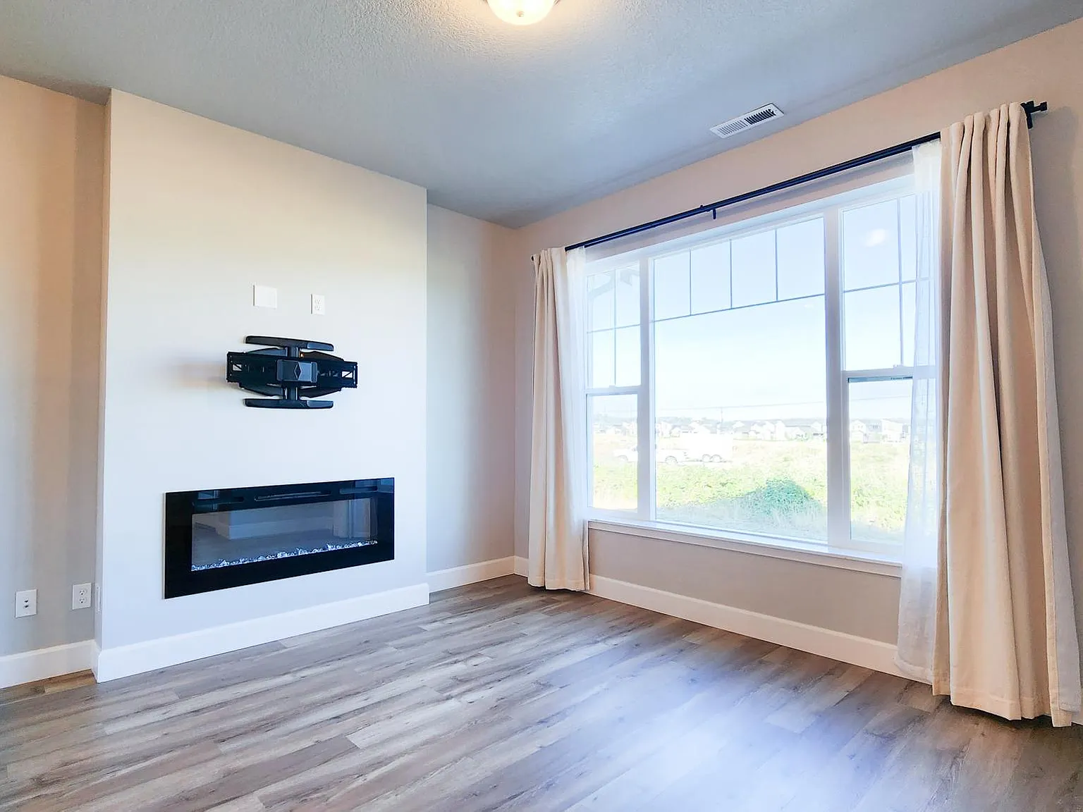 3 bed, 2.5 bath, 1648 sqft, $2,595 — Photo 4