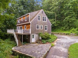 23 Lakes Pond Rd, Waterford, CT 06385