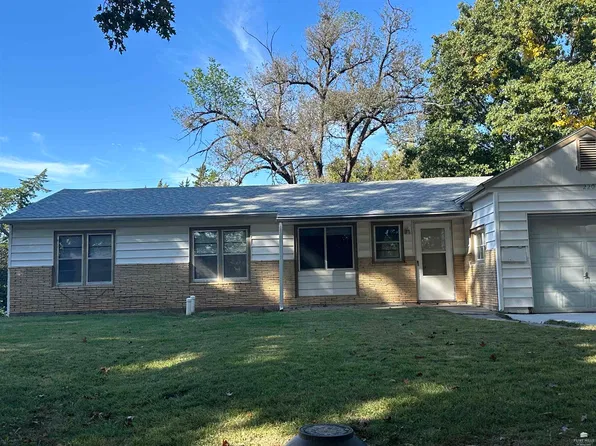 220 Summit Ave, Manhattan, KS 66502