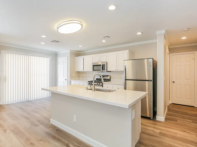 326 Hopedale Ave — Photo 8