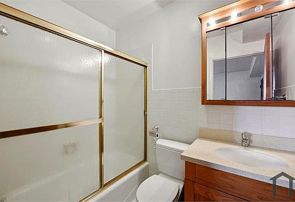 5th image of 3320 Macarthur Blvd #B