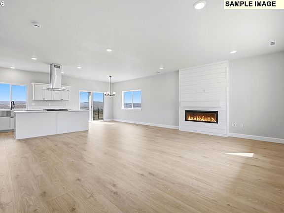 3rd image of 689 Taft St