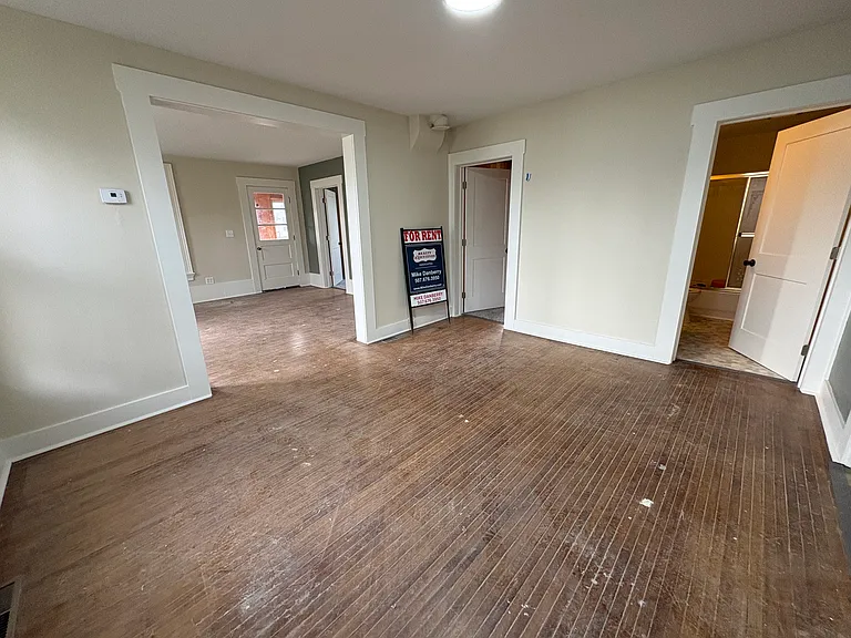 716 State St N — Photo 6