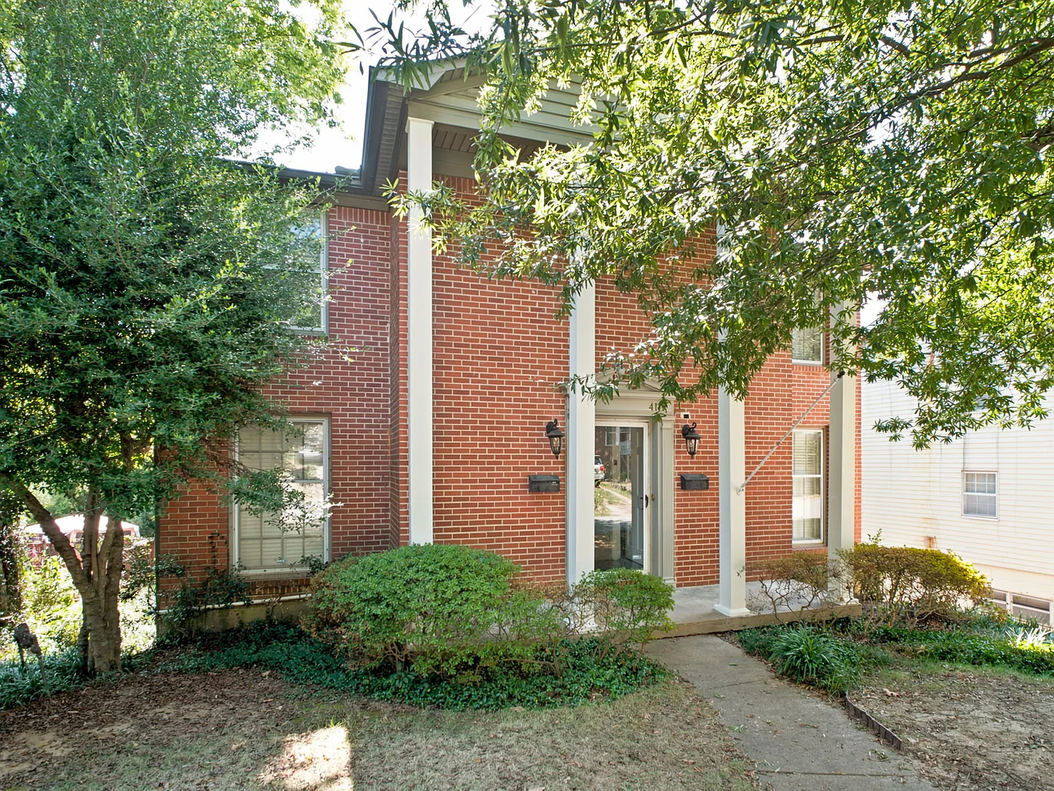 Adorable 2-Bedroom, 1-Bathroom Duplex Home — Photo 1