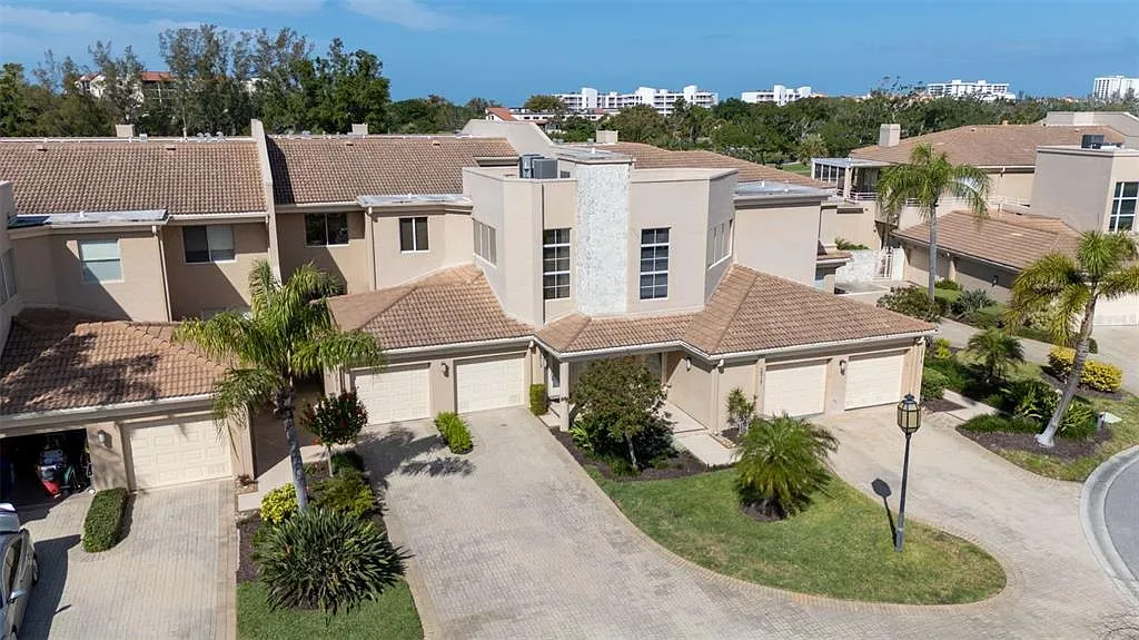 2 bed, 2.5 bath, 2369 sqft, $6,950 — Photo 2