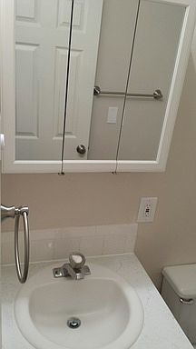 2nd image of 909 NE 106th Ave