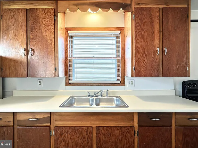 452 W Walnut St — Photo 6
