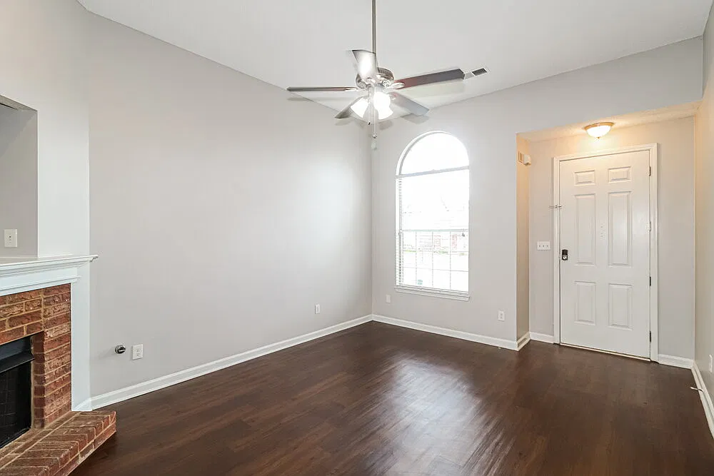 3 bed, 2.0 bath, 1300 sqft, $2,410 — Photo 4