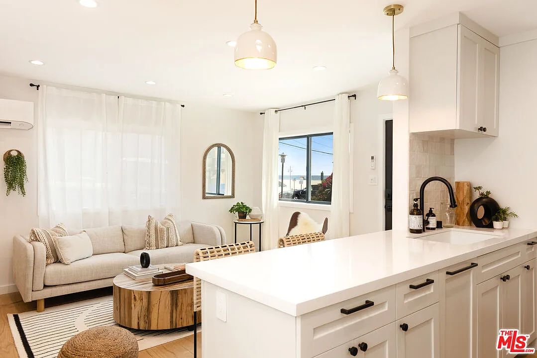 2 bed, 1.0 bath, $5,900 — Photo 3
