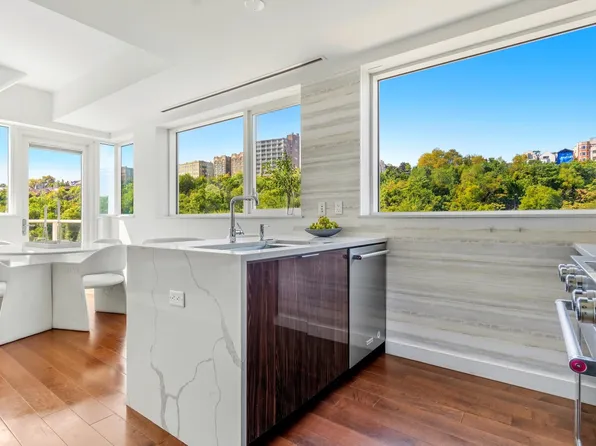 800 Avenue At Port Imperial image 3 of 41