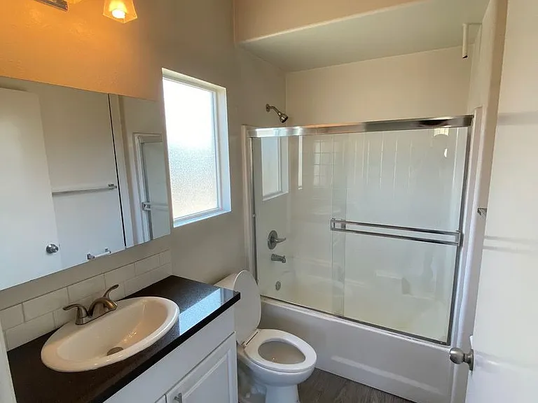 251 Robinson St — Photo 36