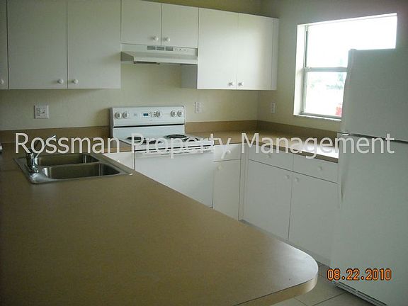 3rd image of 927 SE 14th Ter APT 1